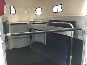 Durchgehende Boxenstange für Pferdeanhänger