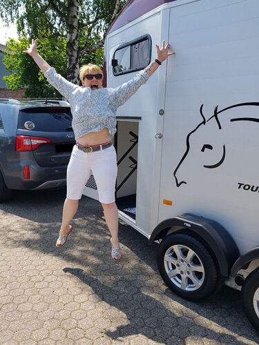 Referenz Premiumtrailer Pferdeanhänger Frau Lügger